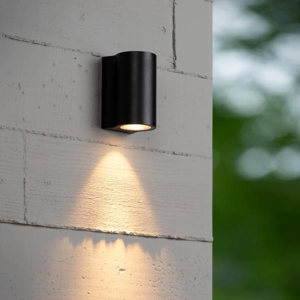 Lucide AKRA - Wandlamp Binnen/Buiten - LED - 1x6W 2700K - IP54 - Zwart - sfeer 1